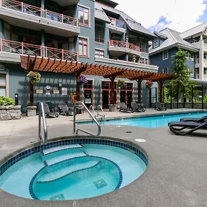 Alpenglow Suite: Village Mountain Retreat Whistler